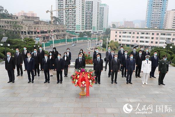 全体人员面向友谊塔整齐肃立，现场奏唱国歌。人民网记者 莽九晨 摄